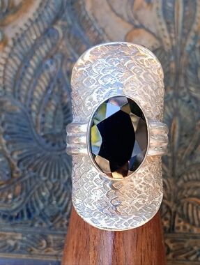 Sterling silver 925 Ring Large Oval Onyx Stone Wide Hammered Band Size 7.5